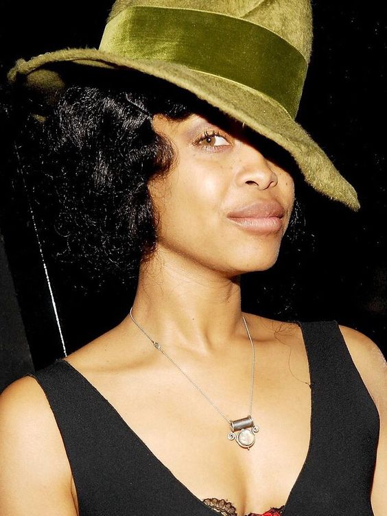 Erykah Badu natural beauty | Retinol vitamin A moisturizer | Girlfriend is Better