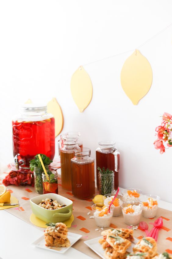 Iced Tea brunch tablescapes for baby showers | Girlfriend is Better