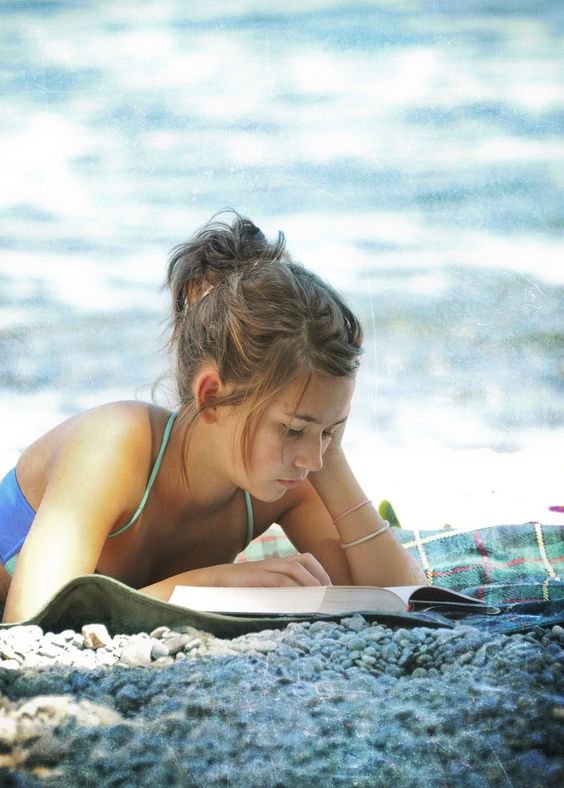 Summer classic novels perfect for sunbathing on the beach | Girlfriend is Better