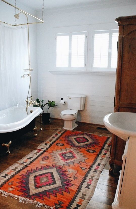 Taurus astrology home decor guide | Bohemian bathroom with Persian rug | Girlfriend is Better