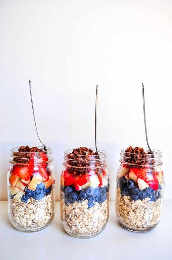 Healthy meal prep recipes | Vanilla Berries Overnight Oats | Girlfriend is Better