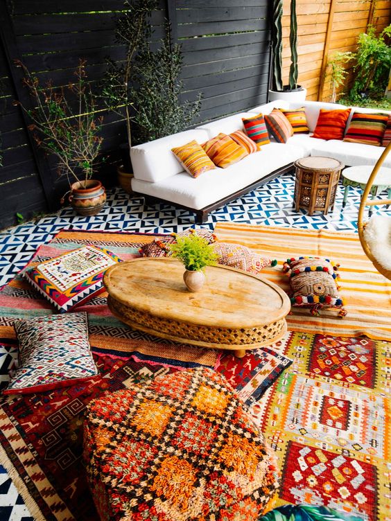 outdoor tablescapes backyard patio decor | pillows layered area rugs | Girlfriend is Better