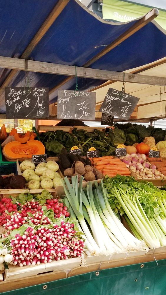 paris 7th arrondissement | rue cler farmer's market vegetables travel guide | Girlfriend is Better