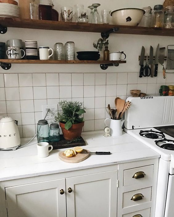 hygge hostess | open shelving Smeg tea kettle easy entertaining | Girlfriend is Better