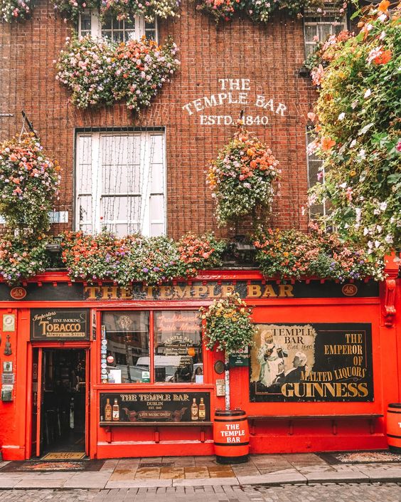 Ireland travel guide | Temple Bar Dublin pub | Girlfriend is Better