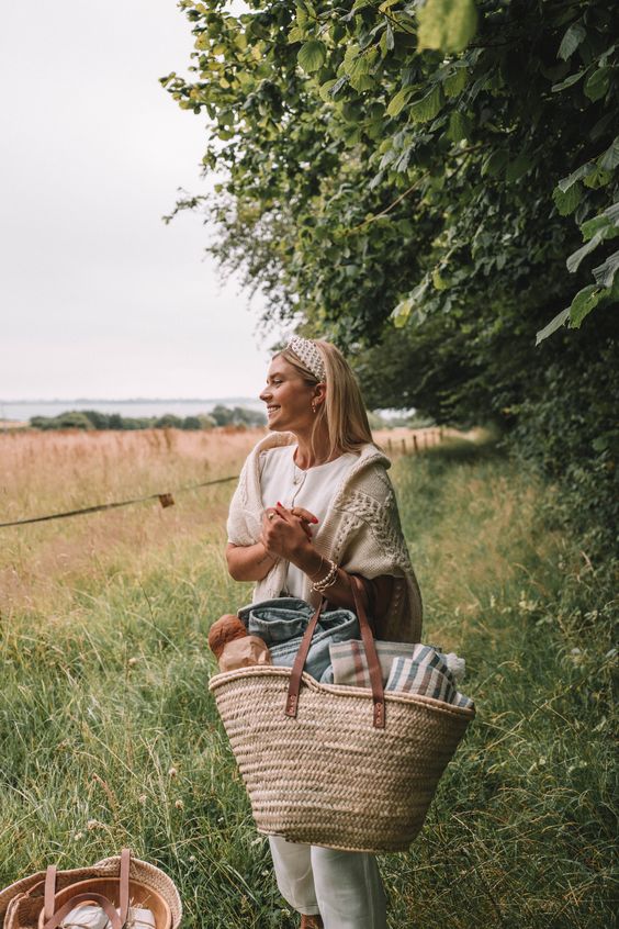 spring picnic | hiking basket lunch outdoors | Girlfriend is Better