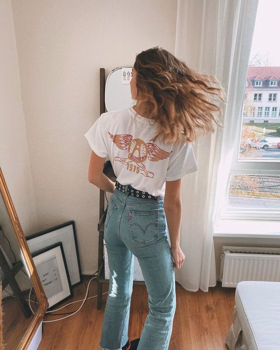 high-waisted jeans | Levis graphic tee boot cut | Girlfriend is Better