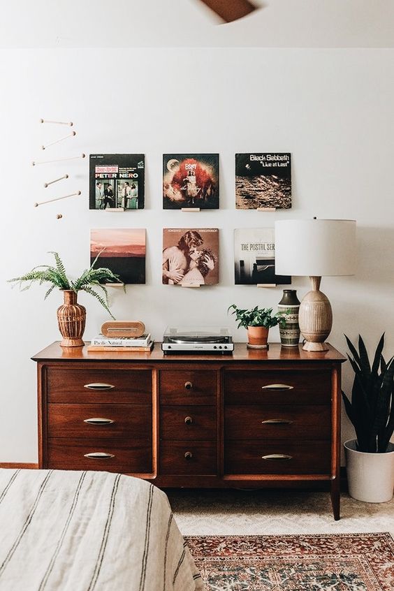 cheery bedroom decor | gallery wall midcentury modern dresser | Girlfriend is Better