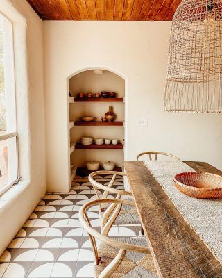 Desert vibes | Girlfriend is Better | kitchen decor bentwood chairs open shelving pendant lamp