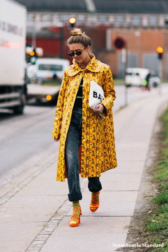 wide lapels | Girlfriend is Better | oversized yellow raincoat printed 60s